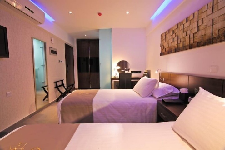 Room 11 of 48