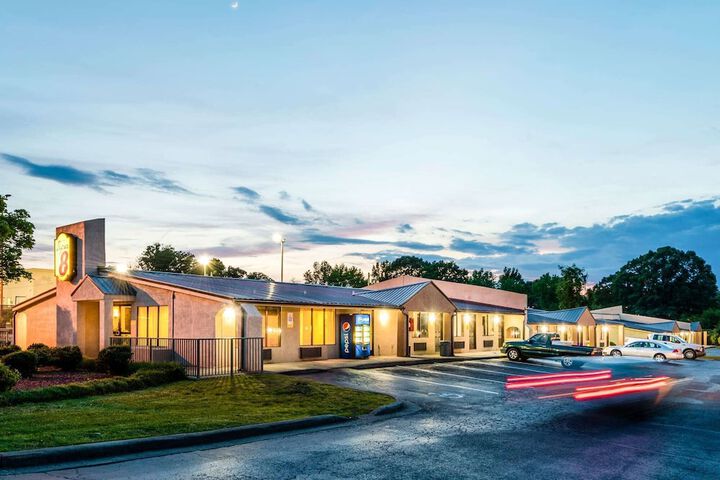 Super 8 by Wyndham Monroe
