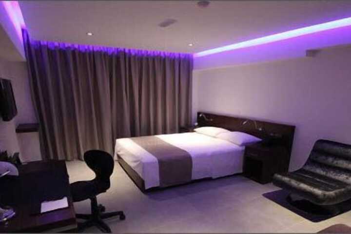 Room 9 of 48