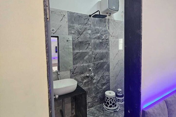 Room 9 of 19