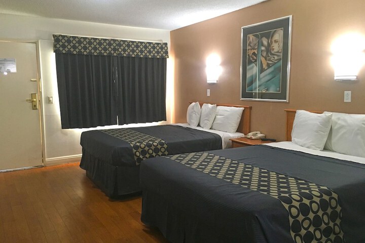 2 Queen Beds (1 of 4)