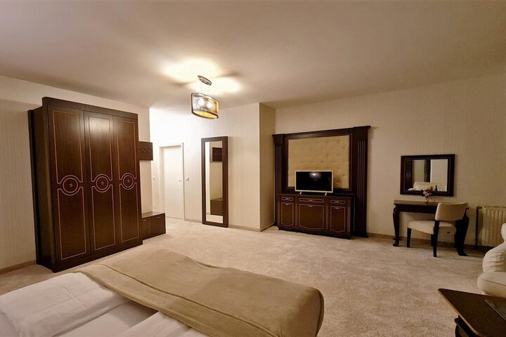 Room 10 of 36