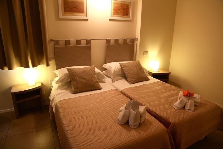 Room 11 of 27