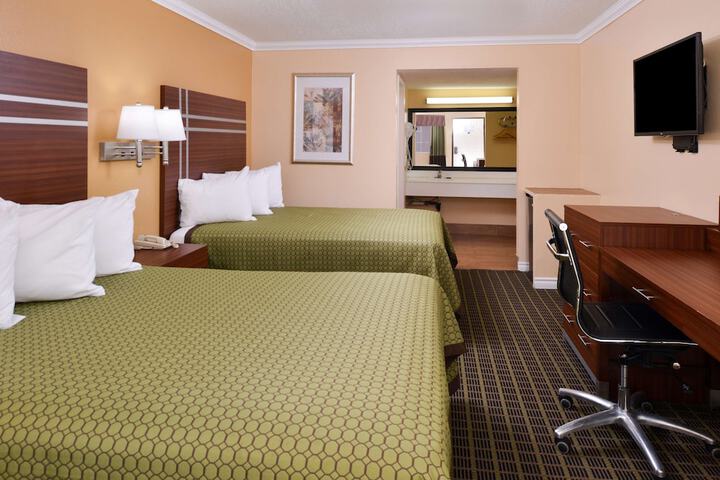 2 Queen Beds (13 of 18)