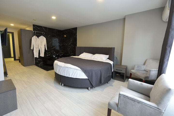 Room 5 of 32