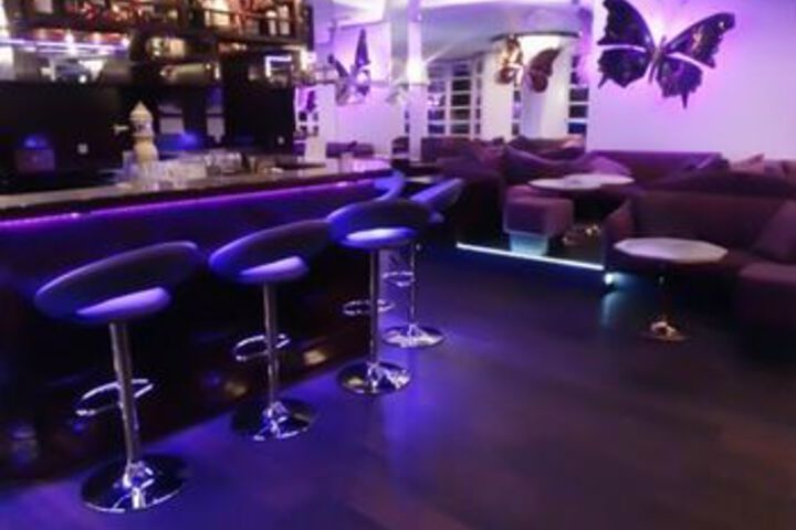 Lounge 15 of 29