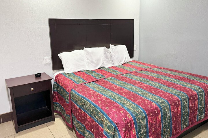 1 King Bed (8 of 15)