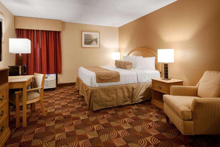 1 King Bed - Wireless High Speed Internet, Microwave, Refrigerator Full Breakfast (3 of 9)