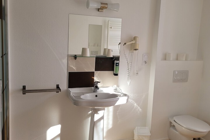 Room 28 of 49