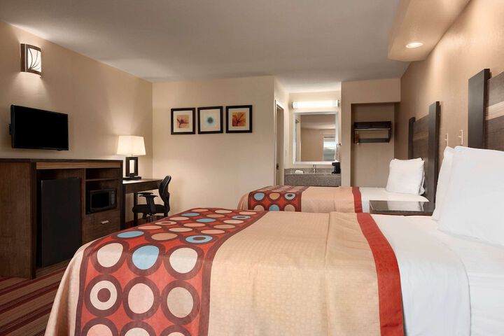 2 Double Beds (4 of 6)