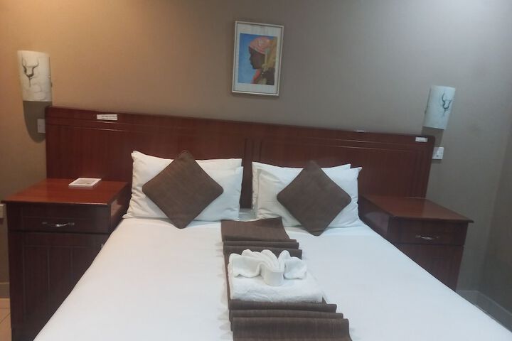 Room 4 of 8