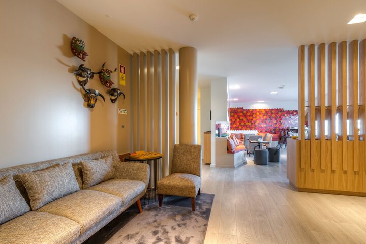 Lounge 84 of 93