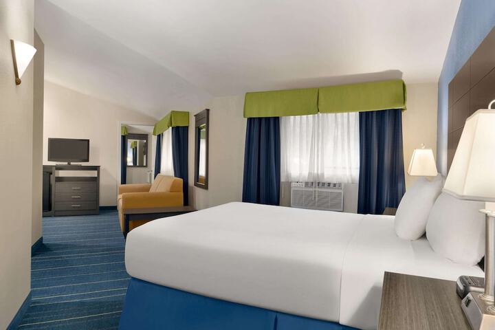 1 King Bed (3 of 10)