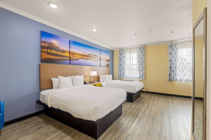 2 Queen Beds (7 of 9)