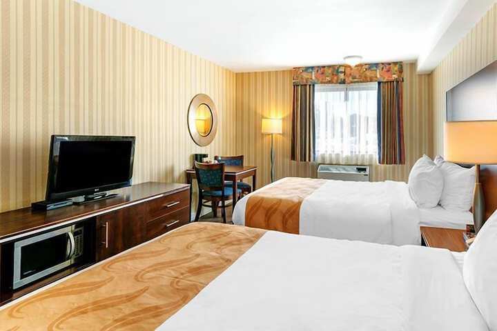 2 Queen Beds (9 of 11)