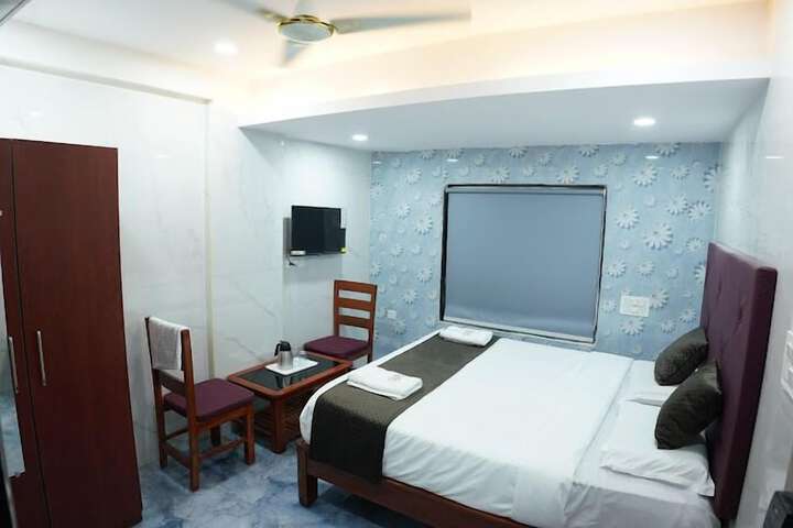 Room 4 of 12