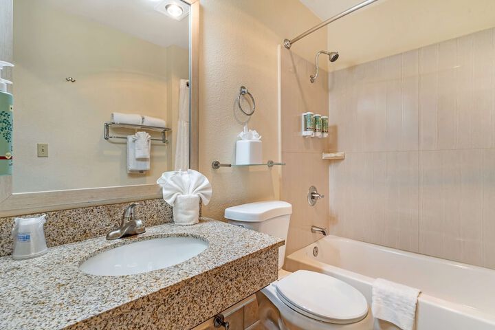 1 King Bed Microwave and Refrigerator WiFi Full Breakfast (7 of 12)