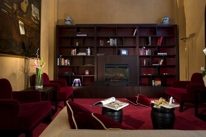 Lounge 37 of 51