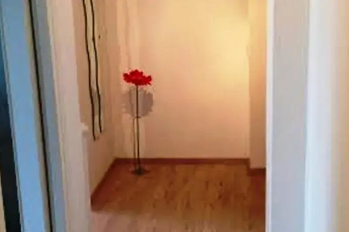 Room 4 of 9