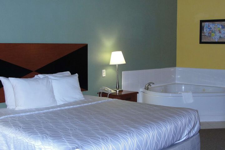 1 King Bed Microwave and Refrigerator WiFi Continental Breakfast (13 of 19)
