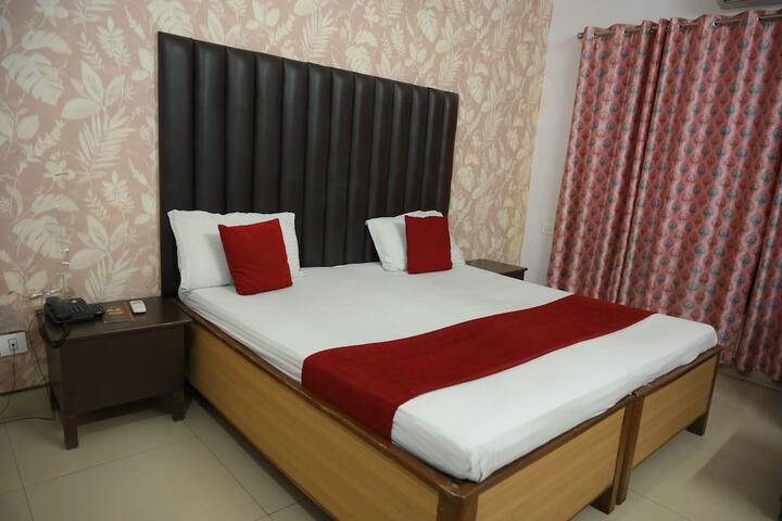Room 8 of 106