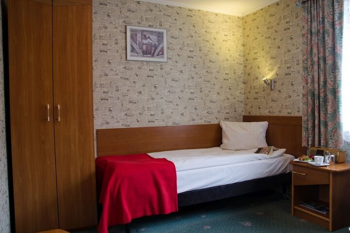 Room 8 of 27