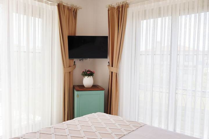 Room 35 of 141