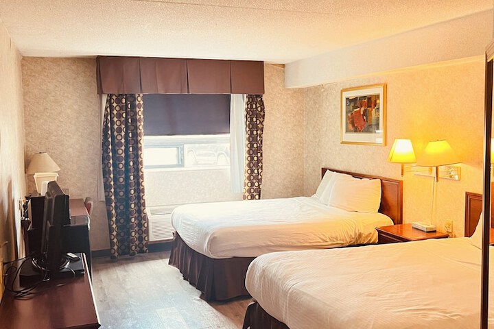 Standard Room, King or Two Doubles (2 of 4)