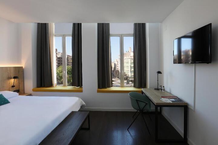 Room 4 of 8