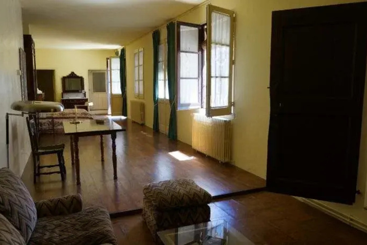 Room 4 of 18