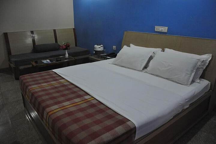 Room 10 of 18