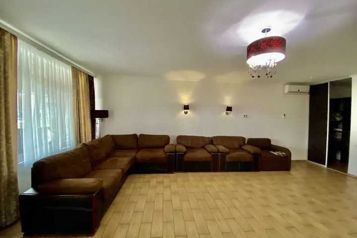 Room 7 of 12