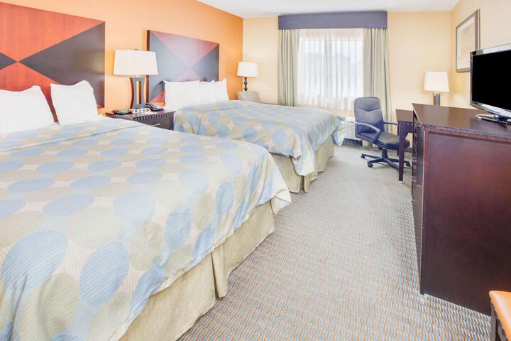 2 Queen Beds (6 of 9)