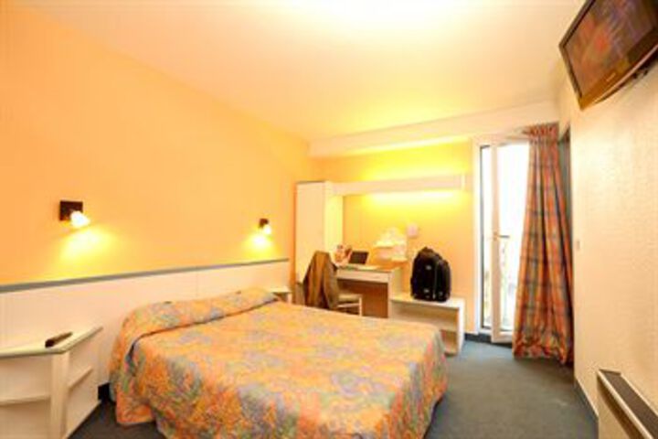 Room 6 of 8