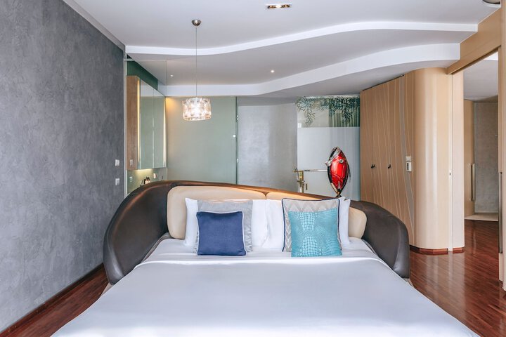 Room 44 of 148