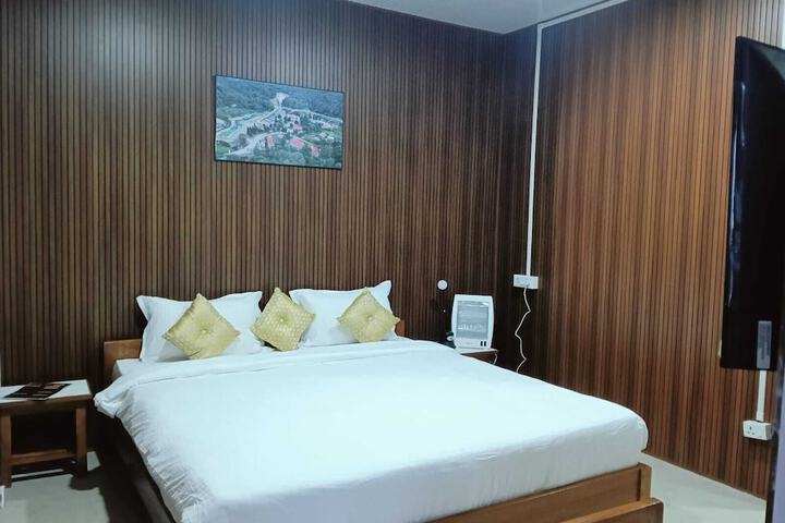 Room 5 of 9