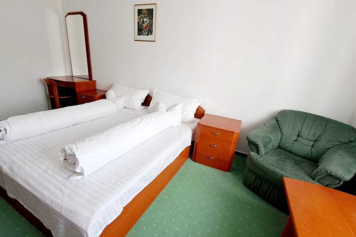 Room 8 of 28