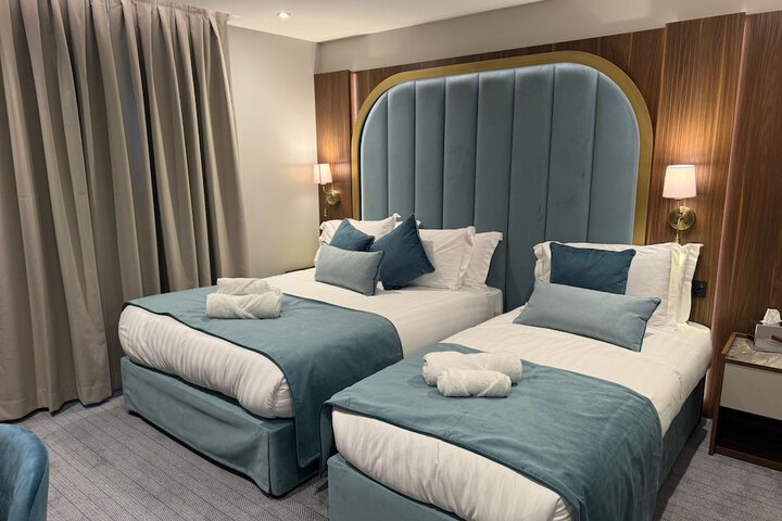 Room 32 of 48