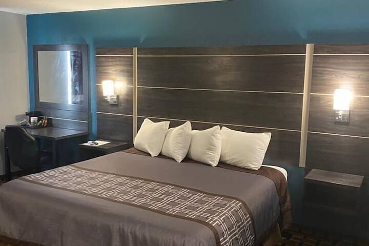 Deluxe King Bed (1 of 12)