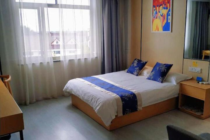 Yibai Liangpin Hotel (Shanghai Fengxian Situan)