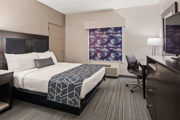 2 Queen Beds Microwave and Refrigerator Full Breakfast (5 of 18)