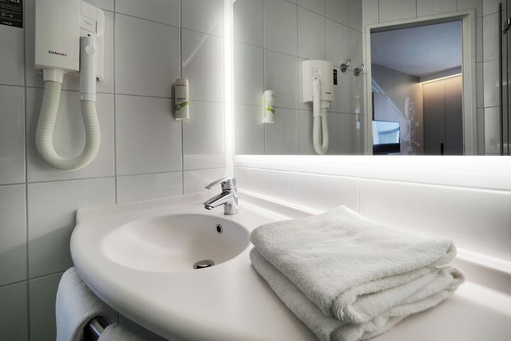 Room 71 of 106