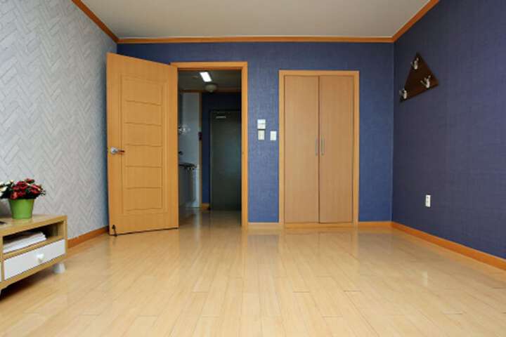 Room 4 of 13