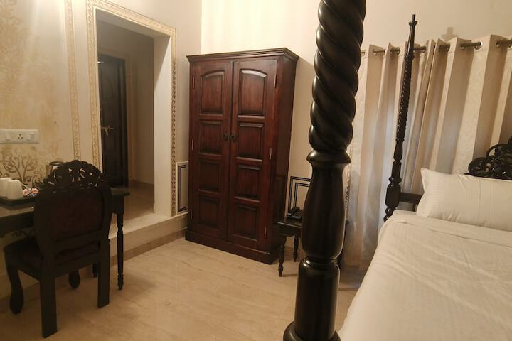 Room 13 of 33