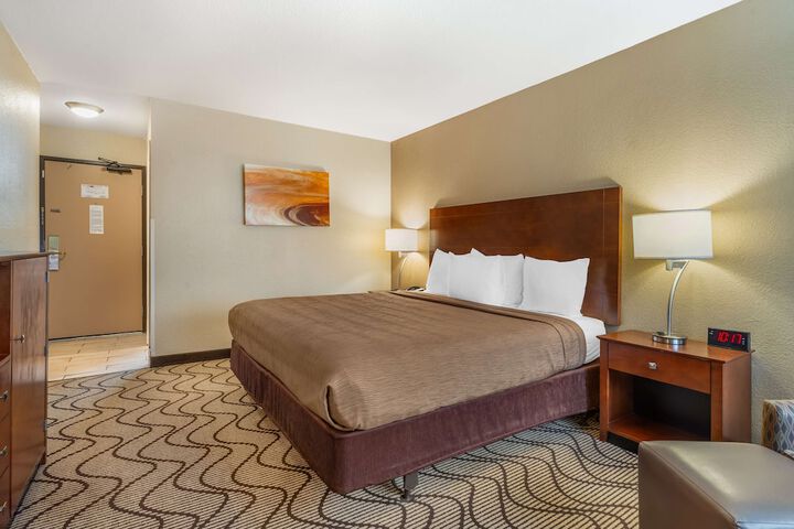 1 King Bed Microwave and Refrigerator WiFi Full Breakfast (8 of 12)