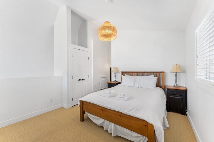 Room 32 of 543