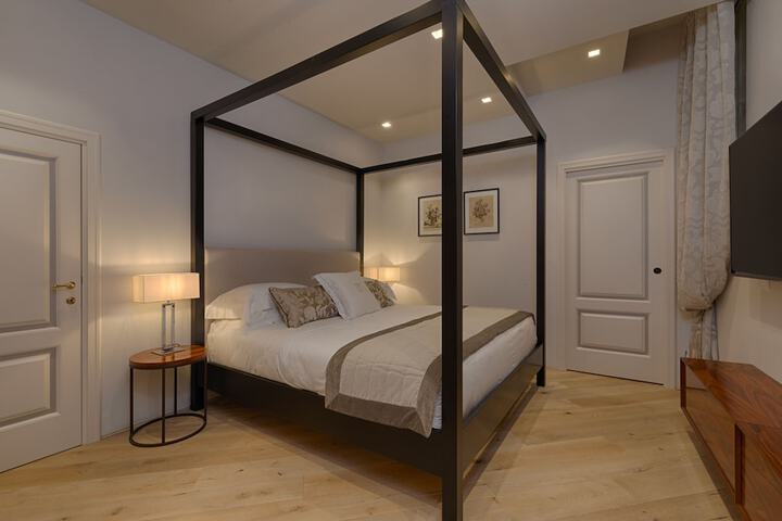 Room 26 of 102