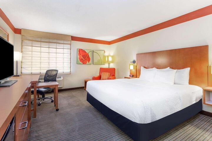 1 Double Bed Mobility Hearing Impaired Accessible Room (2 of 11)