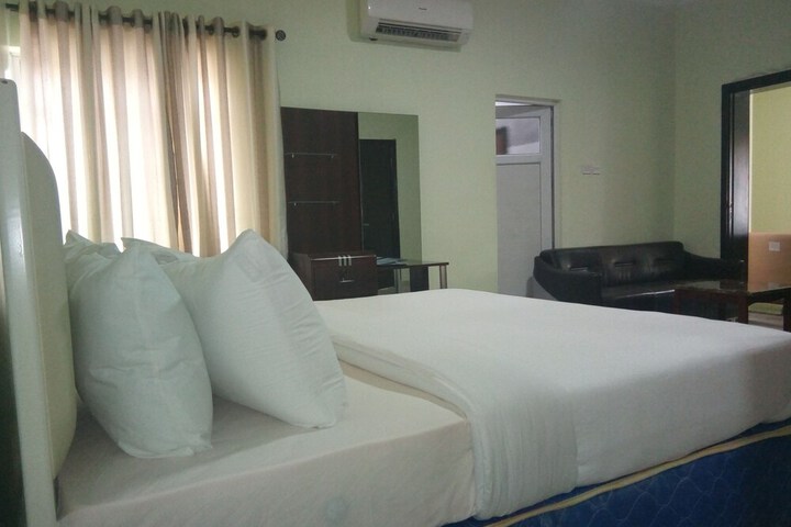 Room 14 of 32