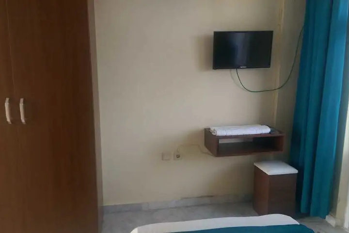 Room 2 of 6